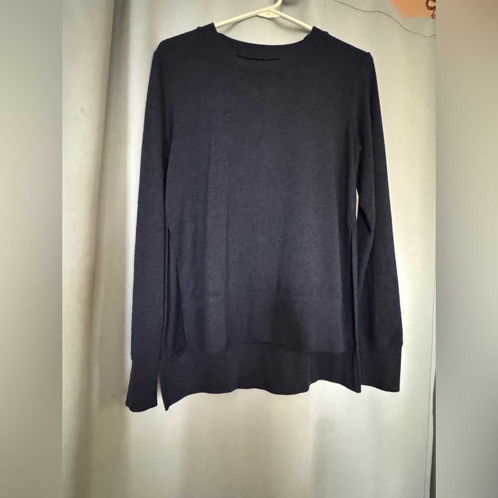 ALO light sweatshirt with split sides, in navy. Size S